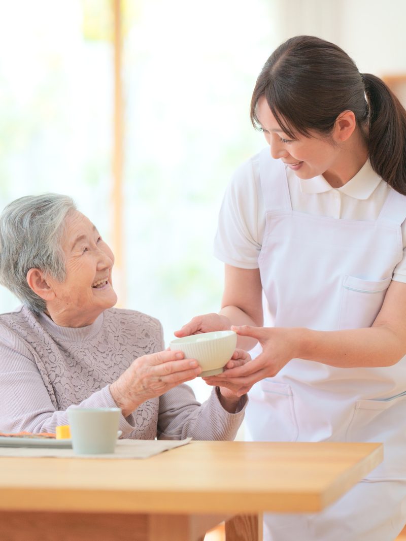 ご利用者様に食事をお渡しする職員